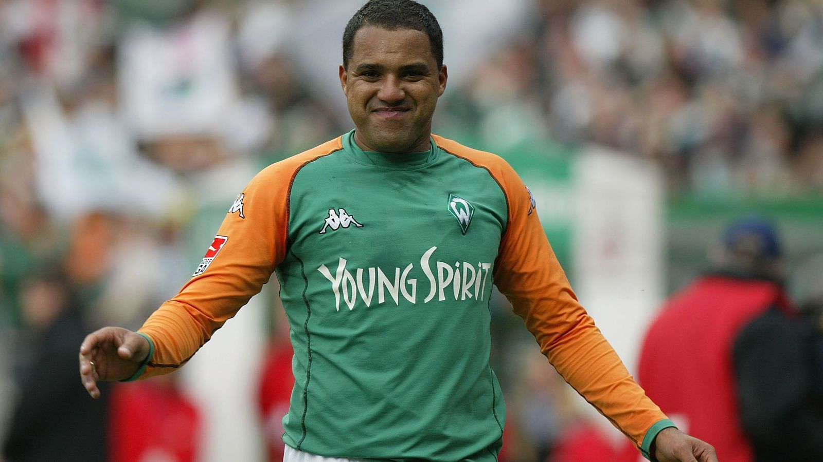 
                <strong>Berühmte Ex-Spieler: Hier hat Bremen Ailton geangelt</strong><br>
                Ailton hat seinen Platz in den Bundesliga-Geschichtsbüchern sicher. Was aber die Wenigsten wissen: Seinen Weg nach Deutschland machte der brasilianische Kugelblitz aus Mexiko. Bei den Tigres entdeckten die Werderaner den Angreifer und holten ihn 1998 an die Weser. Es folgten sechs Jahre und unzählige Tore für Werder. Fast zur gleichen Zeit wie Ailton kickte auch der frühere Bayern-Star Emil Kostadinow bei den Mexikanern. Auch der für seine bunten Trikots berühmte mexikanische Nationalkeeper Jorge Campos stand ein Jahr hier unter Vertrag. Bis vor kurzem spielte auch der Ex-Hoffenheimer Eduardo Vargas hier. Er wechselte aber im November nach Brasilien.
              