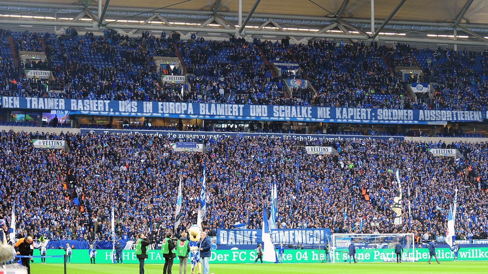 
                <strong>FC Schalke 04: So lief Spiel 1 nach Tedesco</strong><br>
                Bevor es losging, betrieben die Schalker Fans erst einmal verbale Frustbewältigung nach der 0:7-Klatsche zuletzt in der Champions League bei Manchester City. Die Botschaft ist mehr als deutlich und geht ganz klar an die Adresse der Spieler, die sich vom englischen Meister schlichtweg auseinander nehmen ließen.
              