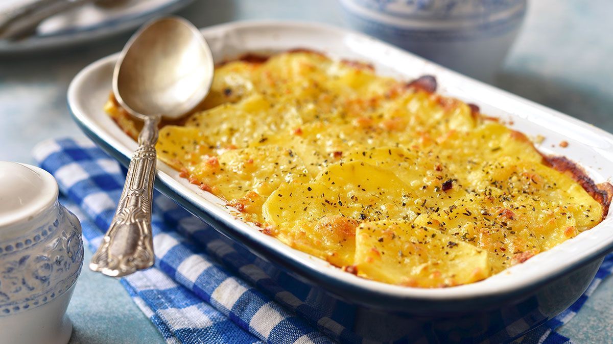 Kartoffelgratin ist ein Klassiker und überhaupt nicht kompliziert. Denn die meiste Arbeit macht bei diesem Gericht der Ofen.