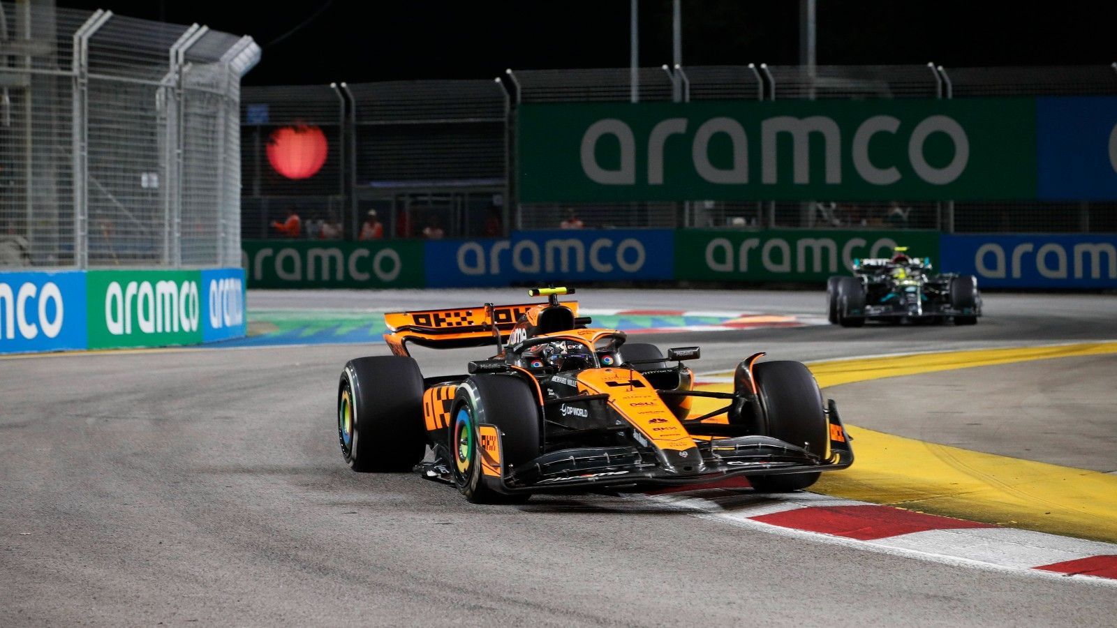 <strong>Gewinner: Lando Norris</strong><br>Zeigte auf dem Marina Bay Street Circuit wieder einmal eine fehlerfreie Leistung und wurde mit Rang zwei belohnt. Natürlich hatte er in den letzten Runden das Glück, dass ihm der vorausfahrende Sainz aus Selbstschutz DRS gewährte - damit konnte Norris seinerseits Mercedes distanzieren. Dennoch bewies er Ruhe und hielt dem Dauerdruck von Russell und Hamilton stand.