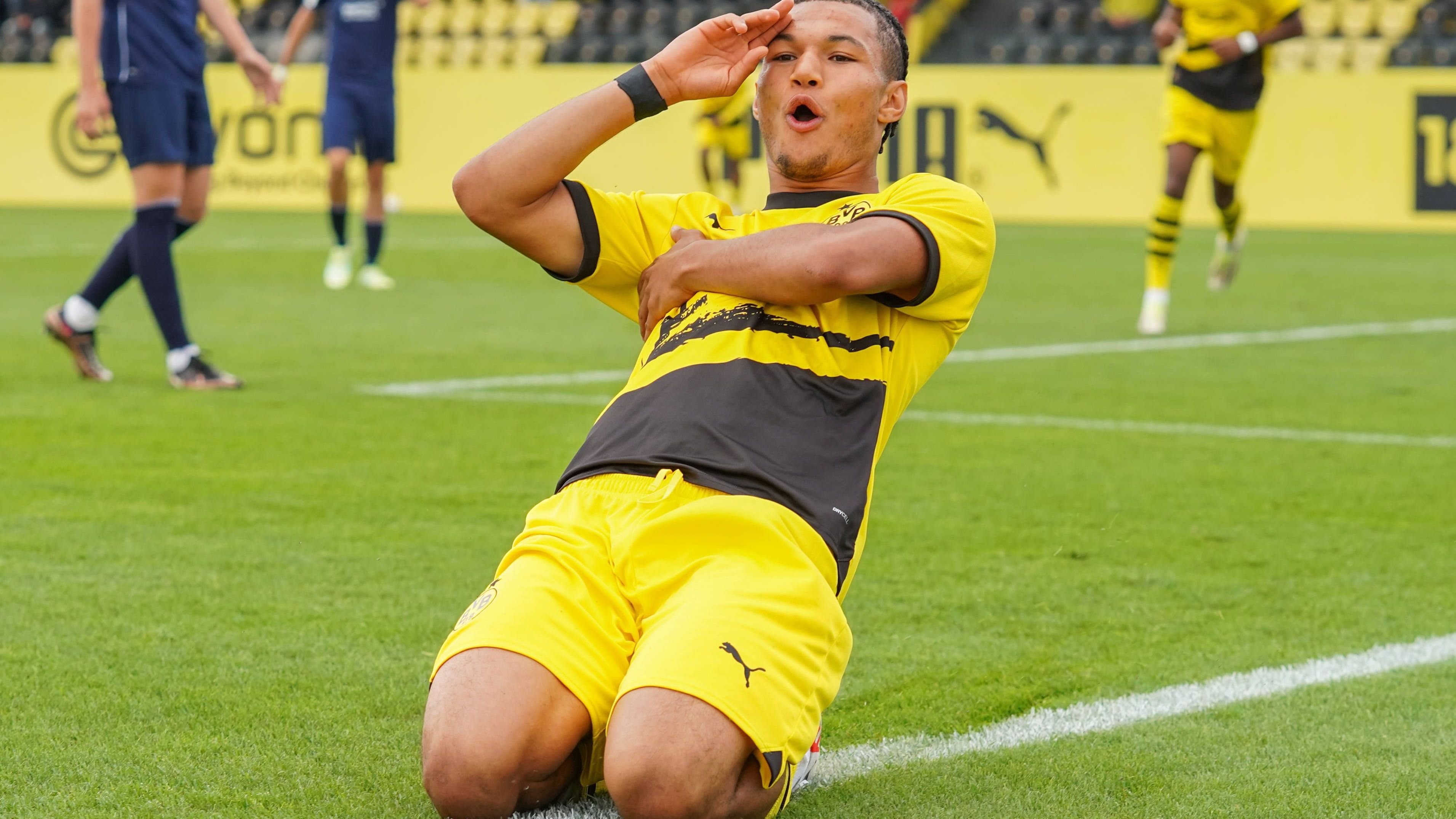 <strong>Paris Brunner (Borussia Dortmund)</strong><br>Auch für den Jahrgang 2006, also die U17-Spieler, ging die Fritz-Walter-Medaille in Gold an einen BVB-Stürmer: Paris Brunner kam 2020 aus der Jugend des VfL Bochum zur Borussia und spielt dort mittlerweile für die U19. In der A-Junioren Bundesliga West traf er in allen vier bisherigen Saisonspielen. Insgesamt steht er bereits bei sechs Saisontoren in vier Partien.