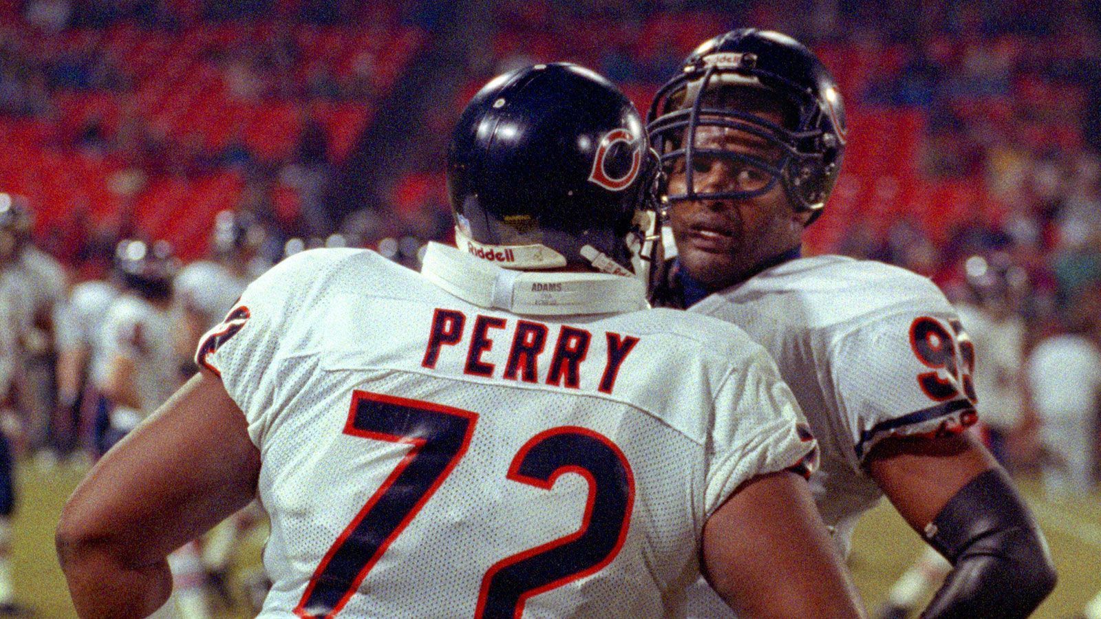
                <strong>Platz 5: William "The Refrigerator" Perry</strong><br>
                William Perry war durch seine massige Erscheinung quasi wie geschaffen für den American Football. Dazu war er trotz 152 Kilogramm Körpergewicht in der Lage, die 100 Meter unter 12 Sekunden zu laufen. Als Fullback war Perry dadurch sehr erfolgreich, bei "4th and Inches" das nächste First Down zu holen. Zwischen 1985 und 1993 lief er für die Chicago Bears auf, mit denen er den Super Bowl gewann. Seine Karriere beendete er 1994 bei den Philadelphia Eagles. In die NFL Europe kam Perry 1996 nach seiner aktiven Karriere, die Saison bei den London Monarchs war allerdings eher unscheinbar. 
              