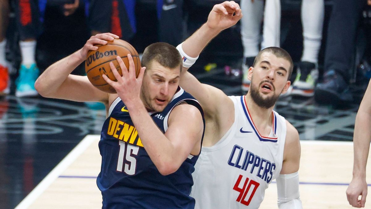 April 4, 2024, Los Angeles, California, USA: Denver Nuggets Nikola Jokic 15 grabs a rebound next to Los Angeles Clippers Ivica Zubac 40 during an NBA, Basketball Herren, USA basketball game at Cryp...