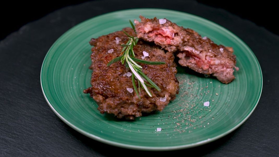 Edles Wagyu-Fleisch ist teuer - aber du musst trotzdem nicht drauf versichten! Mach's dir doch einfach selbst. Aber ACHTUNG: Die Steaks am besten am Vortag vorbereiten!