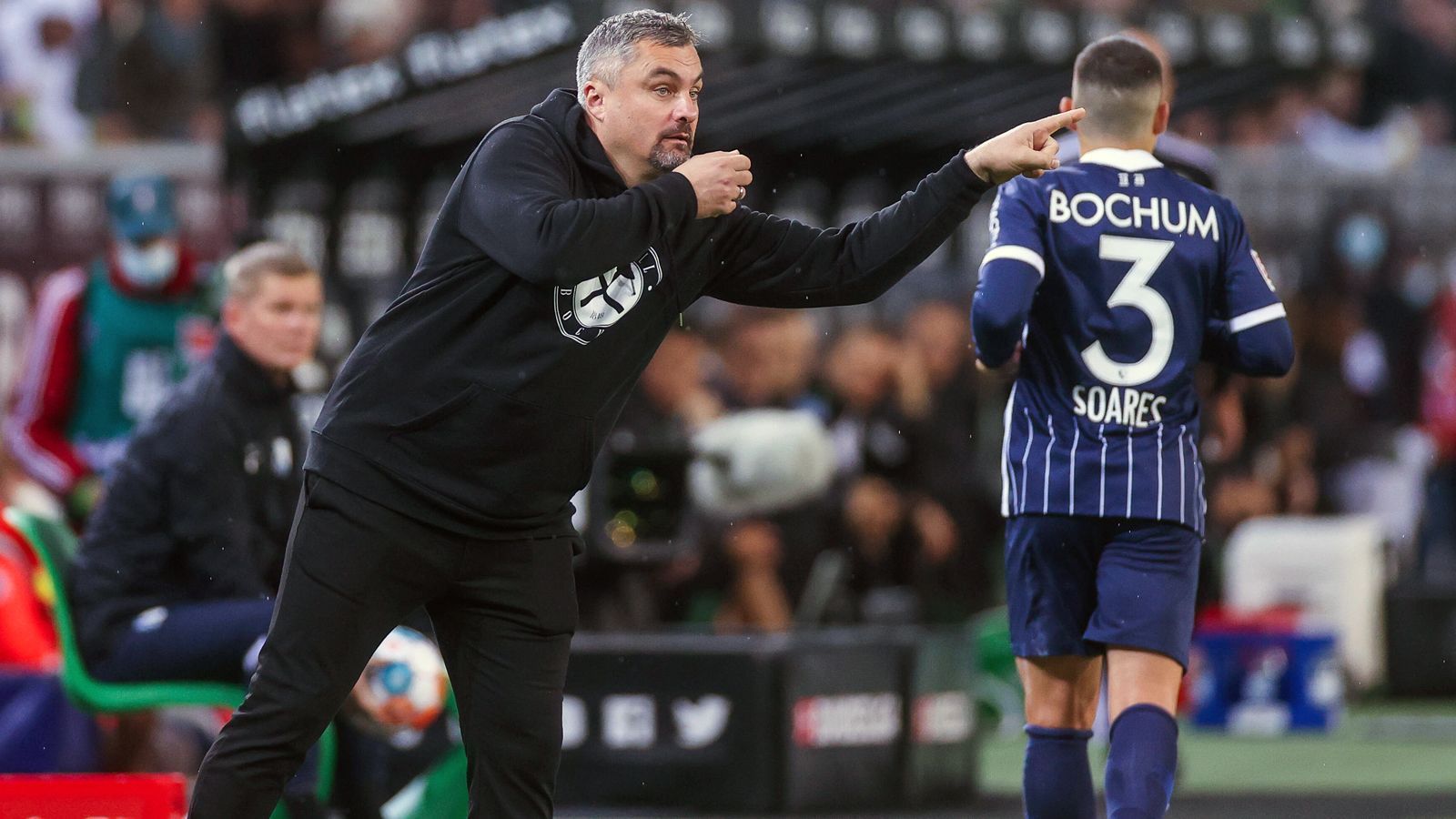 
                <strong>Thomas Reis (VfL Bochum)</strong><br>
                Als Spieler war Thomas Reis mit dabei, als der VfL Bochum von Mitte der 90er bis Anfang der 2000er-Jahre in der Bundesliga immer mal wieder den Großen das Leben schwer machte, aber andererseits auch als Fahrstuhl-Mannschaft zwischen Oberhaus und 2. Bundesliga pendelte. Danach verschwand der Klub aus dem Pott für längere Zeit in der 2. Bundesliga - bis eben Ex-VfL-Profi Reis als Trainer übernahm. In der Saison 2020/21 schaffte der 48-Jährige mit seinem Herzensklub nach elf Jahren in der Zweitklassigkeit die Rückkehr in die Bundesliga. Als Aktiver lief der einstige Mittelfeldmann Reis in Deutschlands Fußball-Oberhaus 112 Mal für die Bochumer auf. Als Spieler schaffte Reis mit Bochum sogar drei Bundesliga-Aufstiege.
              