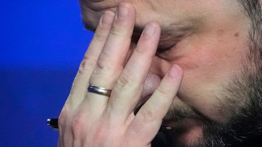 19.12.2023, Ukraine, Kiew: Wolodymyr Selenskyj, Präsident der Ukraine, reagiert während seiner Jahresend-Pressekonferenz. 