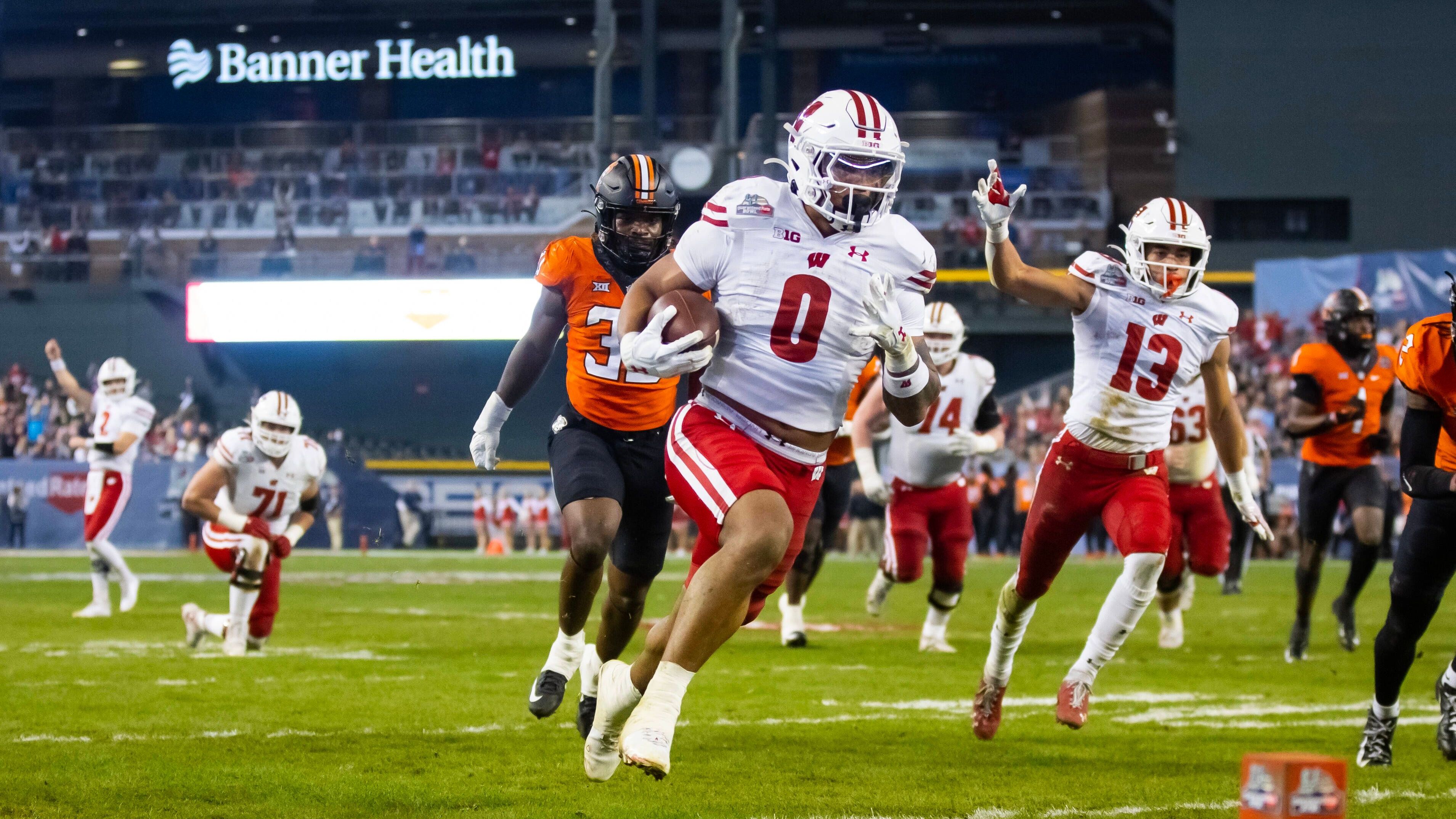 <strong>13. Braelon Allen (RB, Wisconsin)</strong>&nbsp; &nbsp; &nbsp; &nbsp; &nbsp; &nbsp; &nbsp; &nbsp; &nbsp; &nbsp; &nbsp; &nbsp; &nbsp; &nbsp; &nbsp; &nbsp; &nbsp; &nbsp; &nbsp; &nbsp; &nbsp; &nbsp; &nbsp; &nbsp; &nbsp; &nbsp; &nbsp; &nbsp; &nbsp; &nbsp; &nbsp; &nbsp; &nbsp; &nbsp; &nbsp; &nbsp; &nbsp; &nbsp; &nbsp; &nbsp; &nbsp; Allen gilt als einer der Top Running Backs für die neue Saison. Nach zwei starken Jahren mit über 2500 Rushing Yards und 23 Touchdowns, hat er sein Können auf jeden Fall schon mal unter Beweis gestellt.