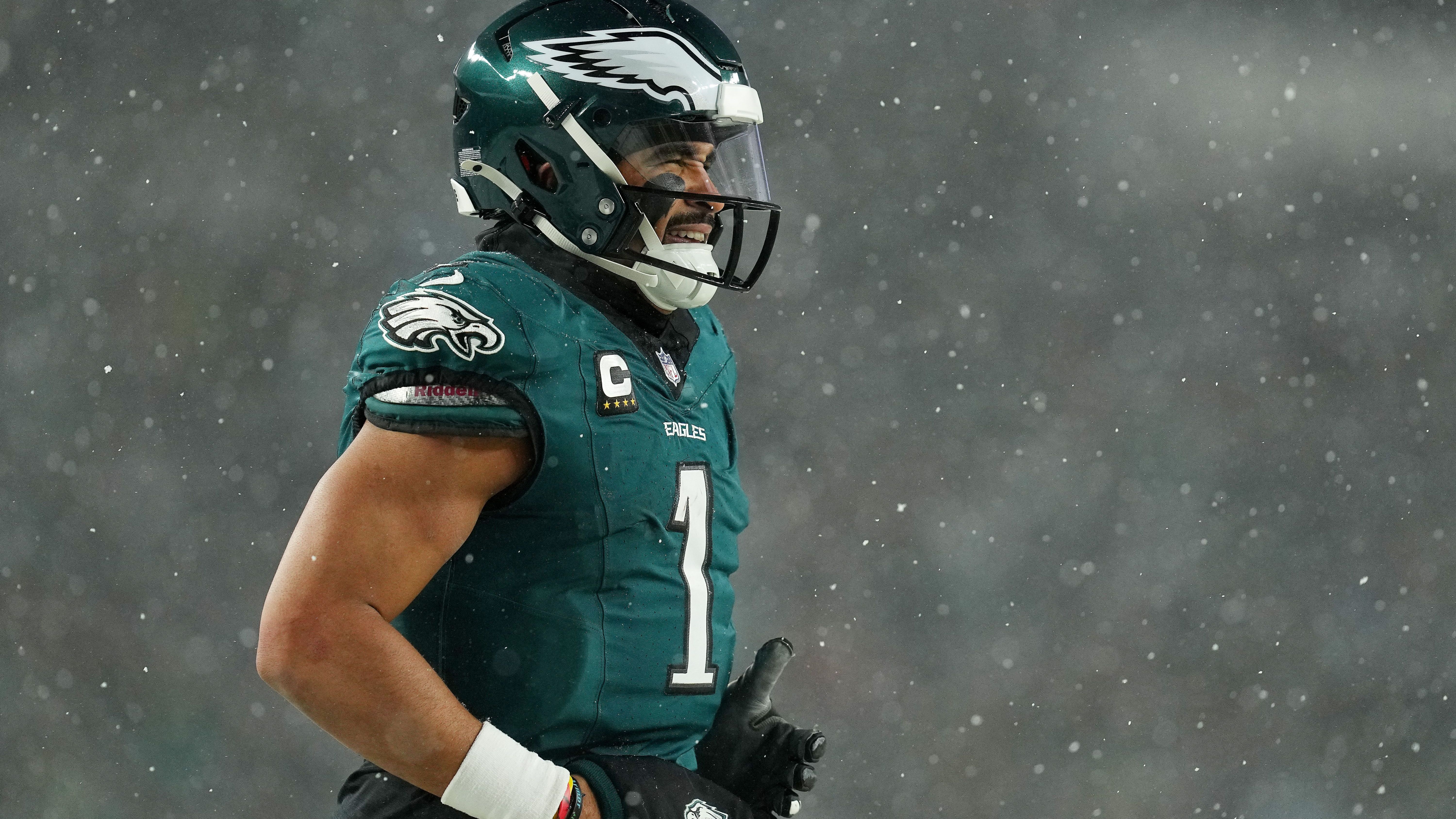 <strong>Jalen Hurts (Philadelphia Eagles)</strong><br>Jalen Hurts führte die Eagles in das NFC Championship Game, verdrehte sich allerdings das Knie, als er zu Boden gerissen wurde. Danach war er in seiner Mobilität eingeschränkt. "Es war ein hartes und herausforderndes Spiel", sagte der Quarterback und fügte über seine Verletzung hinzu:&nbsp;"Ich konnte das Spiel zu Ende bringen. Wir werden sehen, wie die Woche läuft."