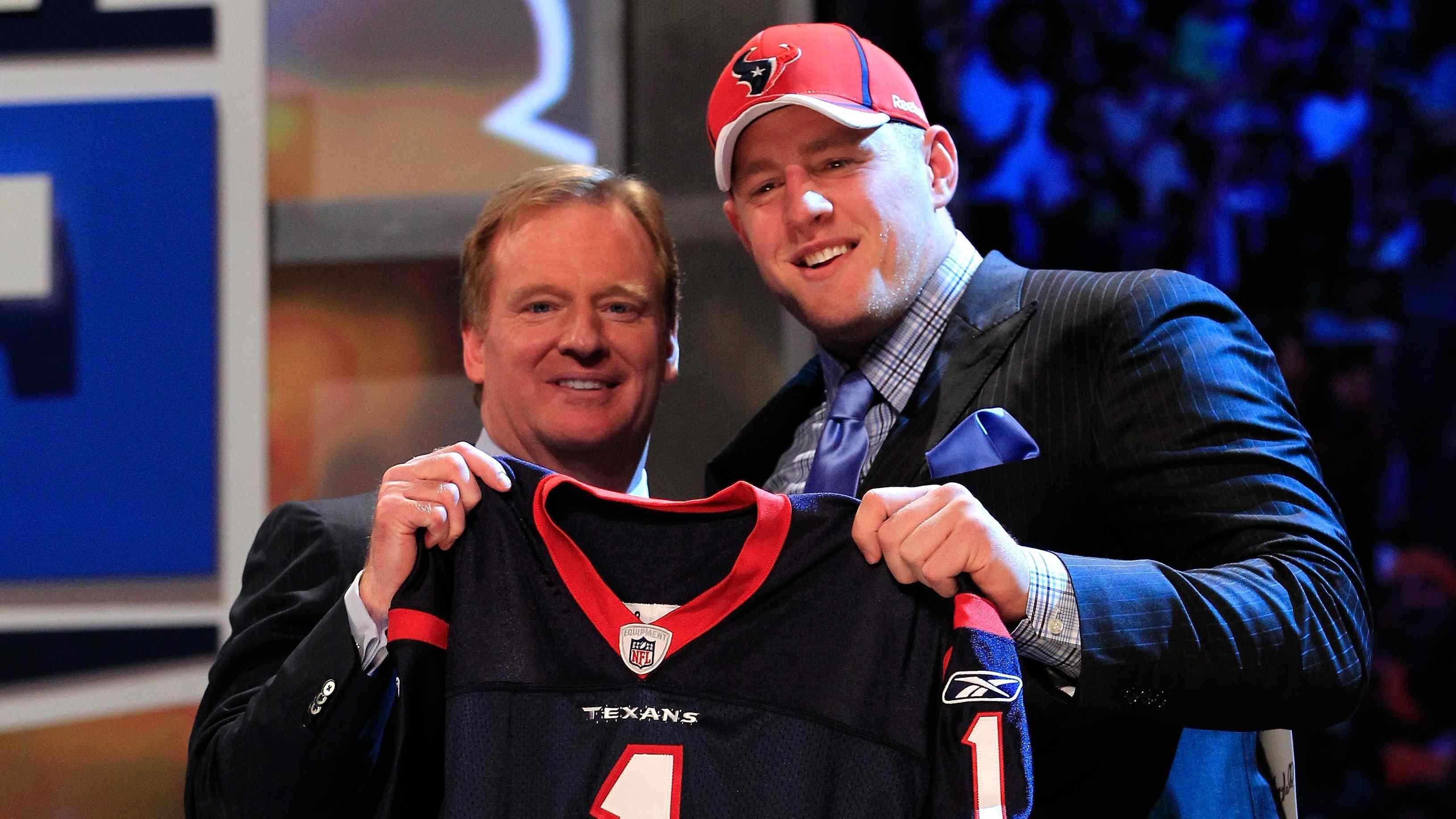 
                <strong>Buhrufe beim NFL Draft 2011</strong><br>
                Die Karriere von J.J. Watt bei den Houston Texans begann etwas holprig. Als die Texans den Defensive End mit dem elften Pick im Draft 2011 auswählten, hielt sich die Begeisterung auf Seiten der Fans zunächst in Grenzen. Als sein Name von NFL-Commissioner Roger Goodell vorgelesen wurde, waren sogar Buhrufe aus dem Publikum zu vernehmen. In den sozialen Medien grassieren immer noch einige Videos, die enttäuschte Texans-Fans nach der Verkündung seiner Verpflichtung zeigen. Der damals 22-Jährige bewies den eigenen Fans jedoch schnell das Gegenteil ... 
              