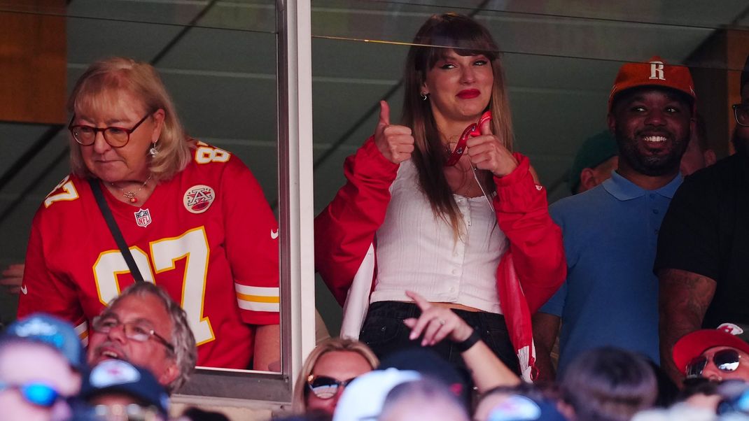 Was läuft wirklich zwischen Taylor Swift und Travis Kelce? Alle Infos gibt es hier!