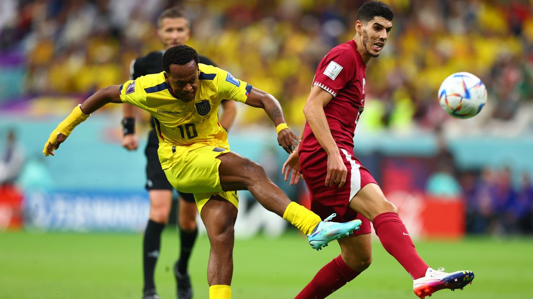 Eröffnungsspiel im Al-Bait Stadion: Katar gegen Ecuador.