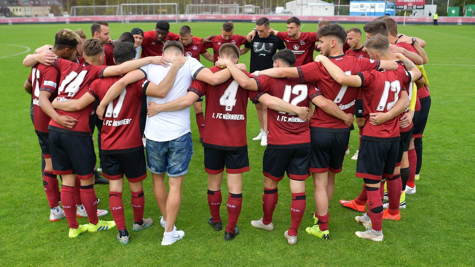 
                <strong>1. FC Nürnberg (Regionalliga Bayern)</strong><br>
                Während die Bundesliga-Mannschaft der Nürnberger als Schlusslicht direkt wieder in die 2. Bundesliga abstieg, spielten die Amateure in der Regionalliga Bayern eine ordentliche Saison. Die Franken landeten mit 55 Punkten auf Platz 5. Damit bestätigte Nürnberg II den fünften Rang aus der Vorsaison noch einmal - kurioserweise mit exakt derselben Punkteausbeute. 
              