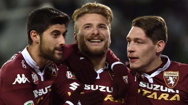 
                <strong>Ciro Immobile</strong><br>
                Ciro Immobile: Der ehemalige BVB-Stürmer kann wieder lachen! Für Immobile (Mi.) ging es von Dortmund über Sevilla zurück nach Turin, wo der 25-Jährige schon vor seinem Wechsel in die Bundesliga spielte. Zwar gehört der Italiener seit Anfang des Jahres fest dem FC Sevilla, der dem BVB noch elf Millionen Euro Ablöse für Immobile zahlen musste, doch kurz danach wurde der Torjäger gleich wieder an den FC Turin weiterverliehen. Die Italiener legen wohl eine Leihgebühr von rund 850.000 Euro auf den Tisch - für Sevilla ein schlechtes Geschäft, für Immobile die scheinbar beste Lösung.
              