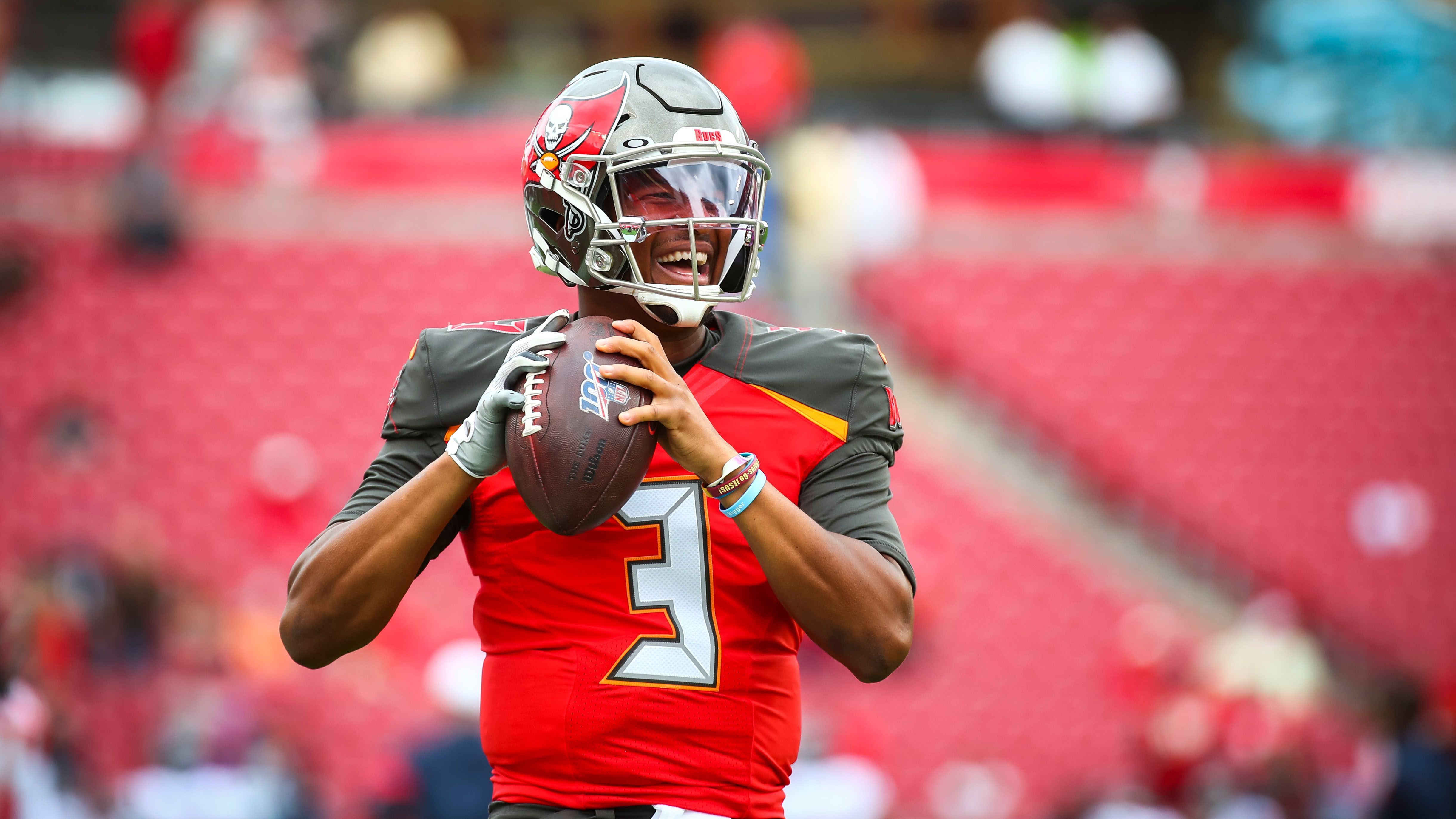 
                <strong>2015: Jameis Winston (Tampa Bay Buccaneers)</strong><br>
                Gleich mit seinem ersten NFL-Pass warf Jameis Winston für die Tampa Bay Buccaneers eine Interception. Und auch in den Jahren danach zog sich die hohe Anzahl an Turnovern durch seine Karriere. Doch Winston stellte auch oft genug seinen starken Arm unter Beweis. Ein richtiger Durchbruch gelang ihm bis heute aber nicht. Die Saison 2019 beendete er mit 5109 Passing Yards, führte die Liga damit an und war erst der achte Spieler der NFL-Geschichte, der in einer Spielzeit für über 5000 Yards warf. Doch Winston leistete sich neben 33 Touchdowns auch 30 Interceptions. Seine Zeit bei den "Bucs" war vorbei. Bei den New Orleans Saints lief es in vergangenen Saison dann alles andere als gut. Trotz der zwischenzeitlichen Verletzung von Drew Brees blieb Winston auf der Bank und war hinter Taysom Hill nur der dritte Quarterback der Saints.
              