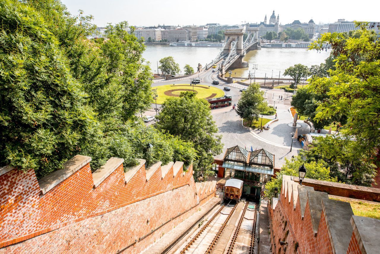 Wer nach Ungarn reist, reduziert seine Ausgaben um etwa 45 Prozent. Was man dort machen kann: Die Hauptstadt Budapest (Bild) erkunden, die zum Unesco-Welterbe gehört. Am Balaton (deutsch: Plattensee) campen, segeln, wandern oder ein Festival besuchen. Wein trinken in Tokaj ...