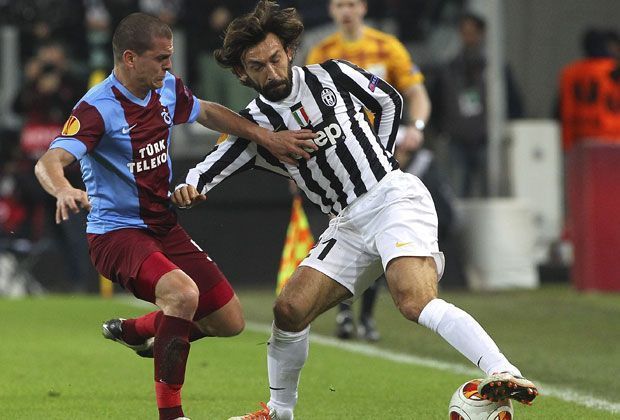 
                <strong>Juventus Turin: Andrea Pirlo</strong><br>
                Der ewige Pirlo war noch nie schnellste oder robusteste Spieler, doch dank seiner Genialität und Spielintelligenz kann er eine Partie jederzeit alleine entscheiden. 
              