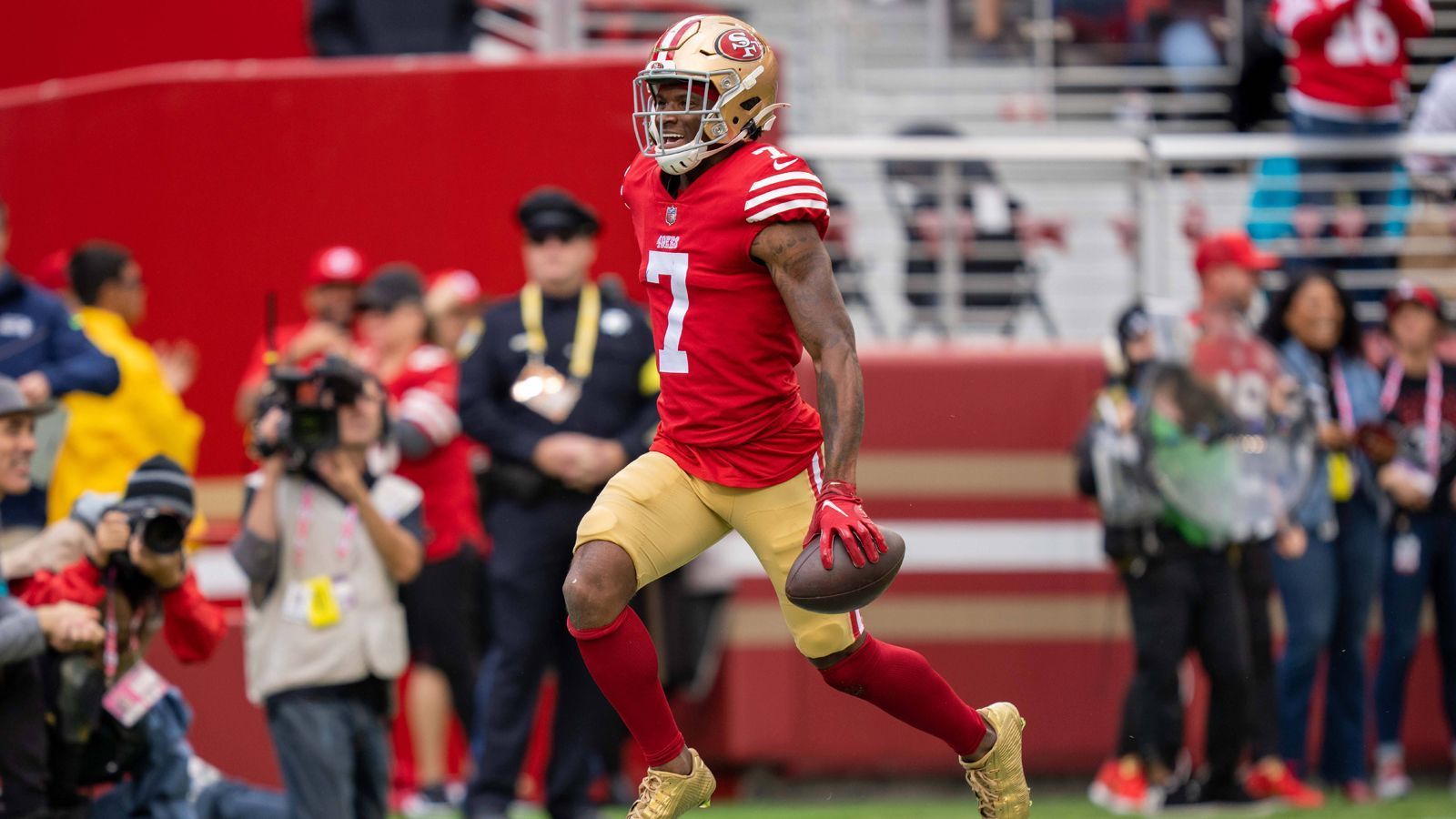 <strong>San Francisco 49ers: Charvarius Ward (Cornerback)</strong><br>Für drei Jahre und 40,5 Millionen US-Dollar unterzeichnete Charvarius Ward vor zwei Spielzeiten bei den 49ers. Seitdem ist er aus der Defensive von San Francisco nicht mehr wegzudenken. Letzte Saison verteidigte der Cornerback 23 Pässe und sammelte fünf Interceptions.&nbsp;