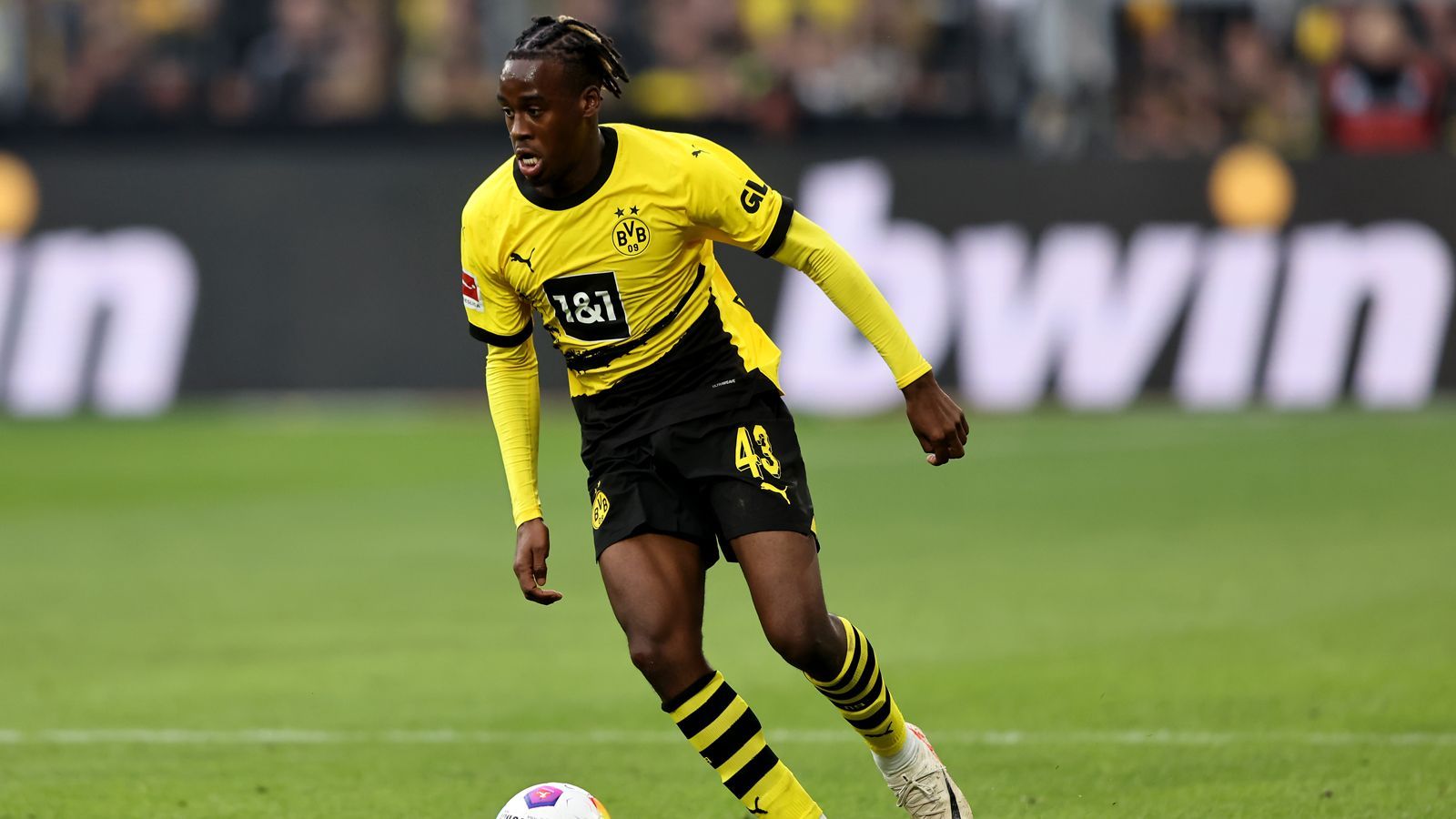 <strong>Jamie Bynoe-Gittens (Borussia Dortmund)</strong><br>"JBG" mutiert immer mehr zum BVB-Fanliebling. Der Außenspieler fand zuletzt seine Form und in drei Spielen auch einmal das gegnerische Tor. Einen Assist konnte er obendrauf zur fantastischen BVB-Vorrunde beisteuern.&nbsp;