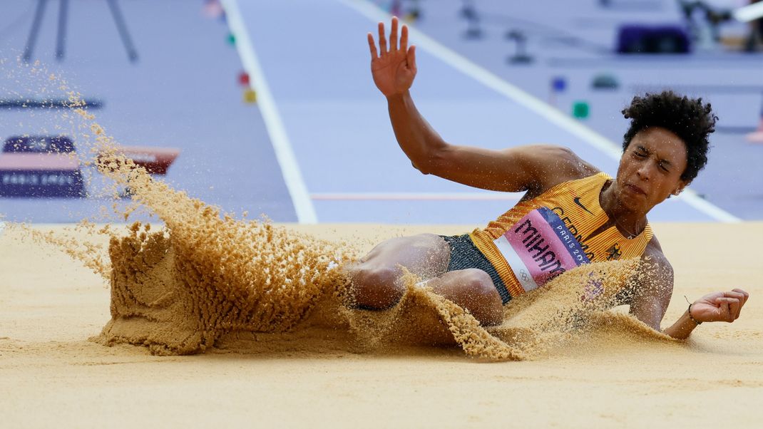 Im Stade de France will Malaika Mihambo im Weitsprung (20 Uhr) ihren Titel von Tokio verteidigen.