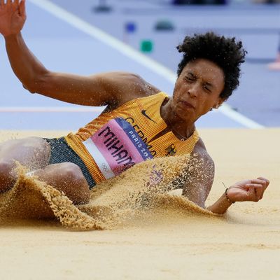 Im Stade de France will Malaika Mihambo im Weitsprung (20 Uhr) ihren Titel von Tokio verteidigen.