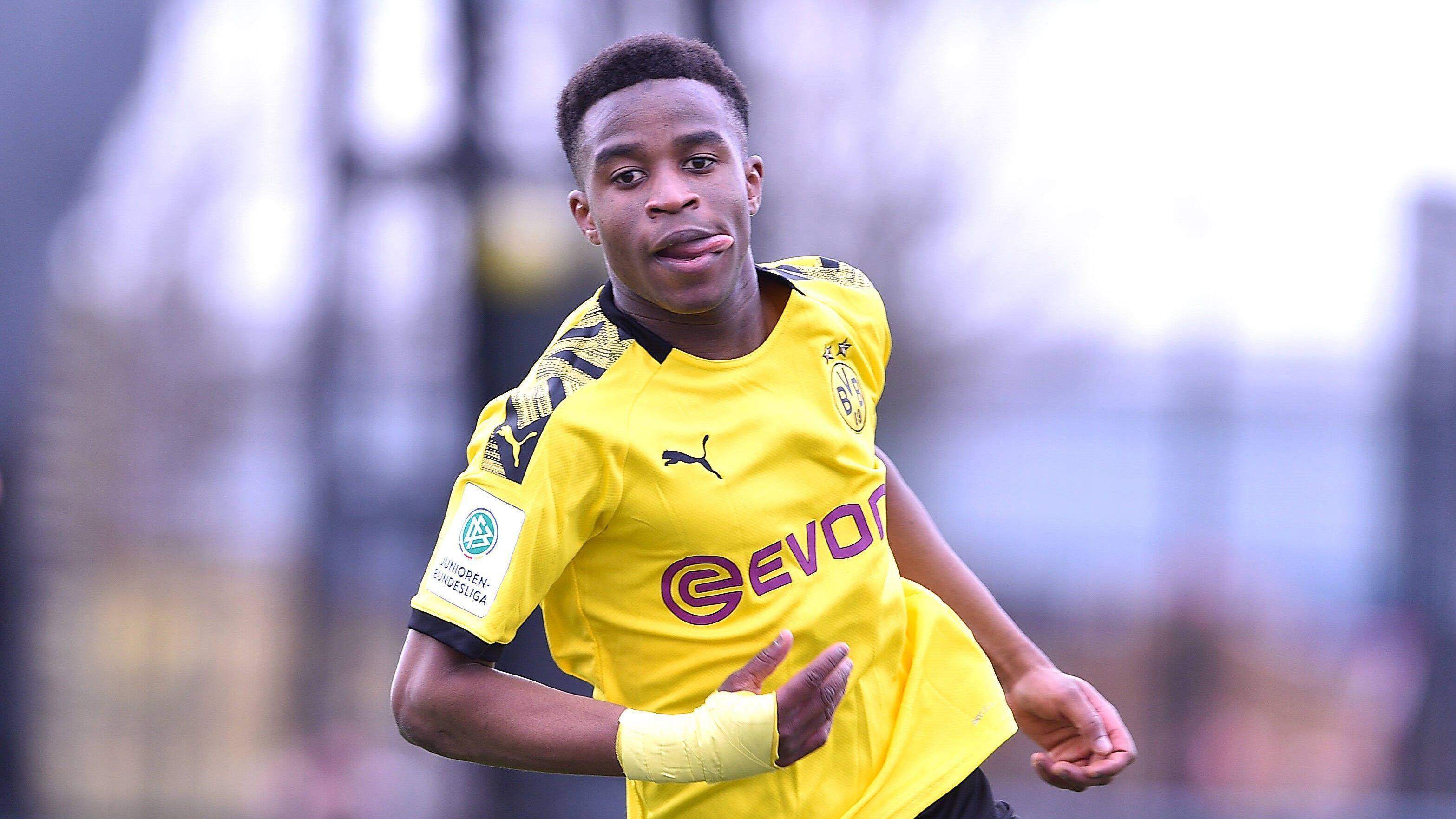 
                <strong>Yousoufa Moukoko</strong><br>
                Als Borussia Dortmund den Antrag auf Alters-Herabsetzung gestellt hat, haben die Verantwortlichen vor allem an Youssoufa Moukoko gedacht. Der Angreifer ist der berühmteste 15-Jährige in der deutschen Fußballwelt. Ende November feiert Moukoko seinen 16. Geburtstag. Dass er seinem Alter fußballerisch voraus ist, hat er in dieser Saison unter anderem in der A-Jugend-Bundesliga West gezeigt. In 20 Spielen schoss er 34 Tore - in einer Liga, in der das Durchschnittsalter 18,4 Jahre beträgt. Es scheint nur eine Frage der Zeit zu sein, dass er Nuri Sahin als jüngsten Bundesliga-Debütanten ablöst. 
              