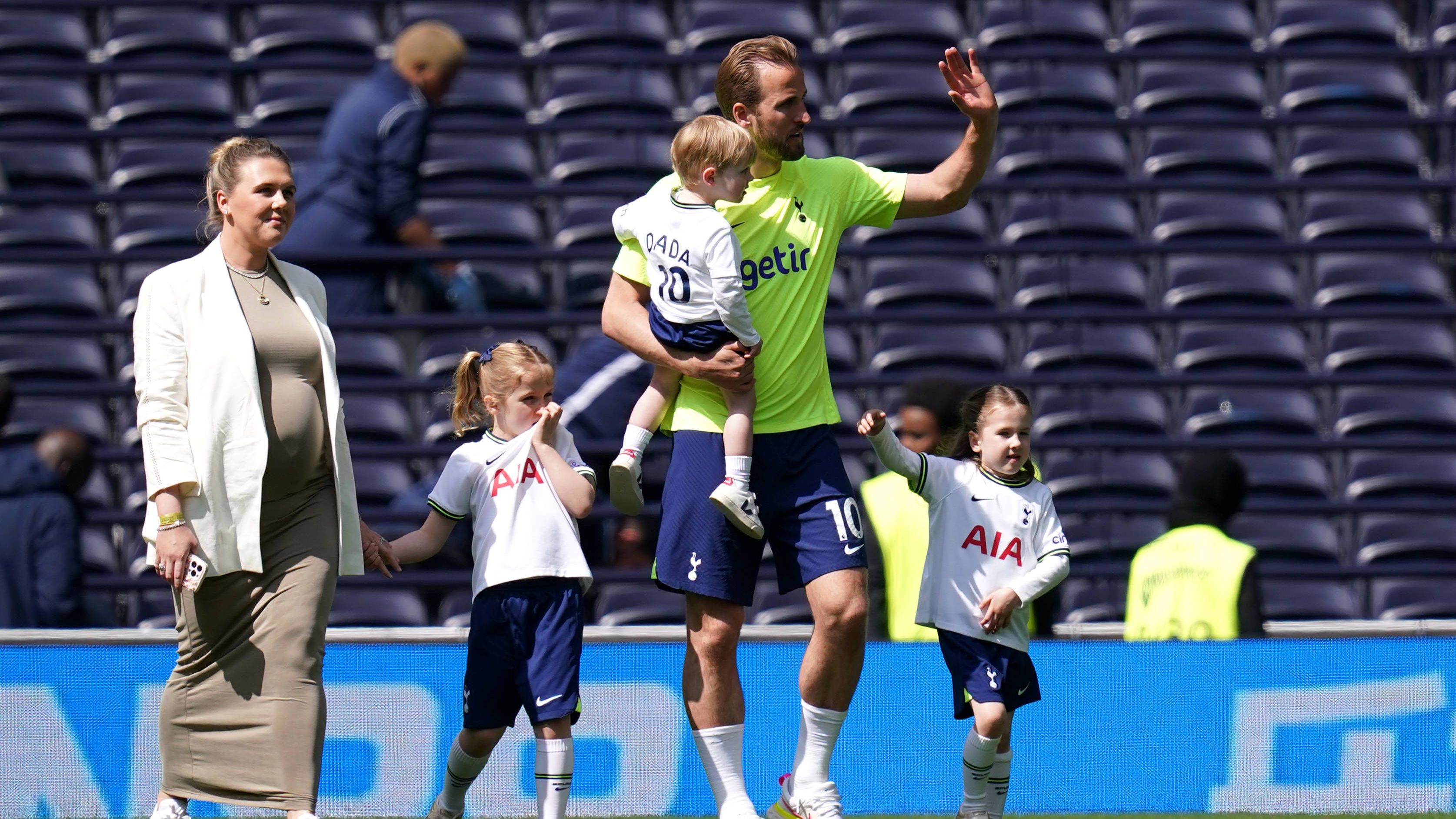 <strong>Katie, Kids und Familie – der Kosmos von Harry Kane<br></strong>Zum Familienglück gehören auch die drei gemeinsamen Kinder Ivy (6), Vivienne Jane (5) und Louis (2). Harry und Katie erwarten aktuell das vierte Kind, das kündigten beide im März an. Was es wird, verrieten sie nicht. Dafür durften die Geschwister tippen: "Vivi tippt auf Mädchen, Ivy sagt Junge", erzählte Kane&nbsp;auf Instagram. "Und Louis glaubt, dass es ein Auto wird."