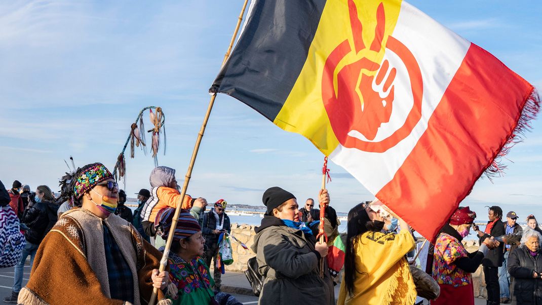 Ein Protestzug in Plymouth/USA: Die Menschen erinnern an die Stärke und zugleich an das Leid der Indigenen und feiern einen Tag der Trauer statt Thanksgiving.