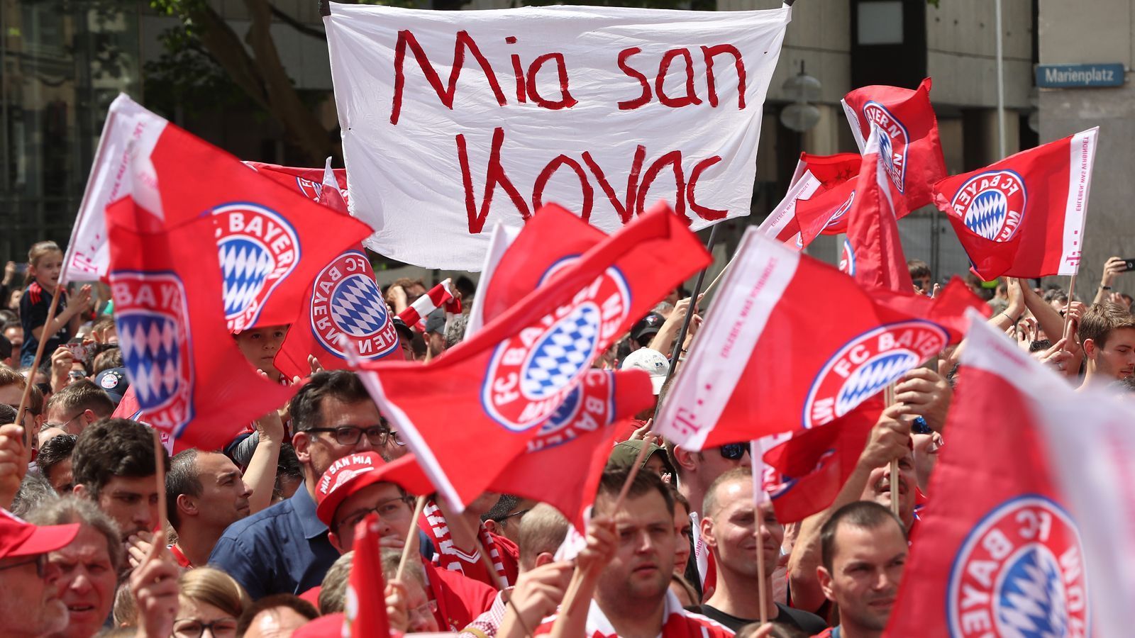 
                <strong>Double und Aufstieg der Amateure: Die Bayern feiern</strong><br>
                "Niko Kovac, du bist der beste Mann", schallte es über den Marienplatz, als der zeitweise umstrittene Double-Trainer das Wort ergriff. Schon im Berliner Olympiastadion wurde er von den mitgereisten Bayern-Fans gefeiert.
              