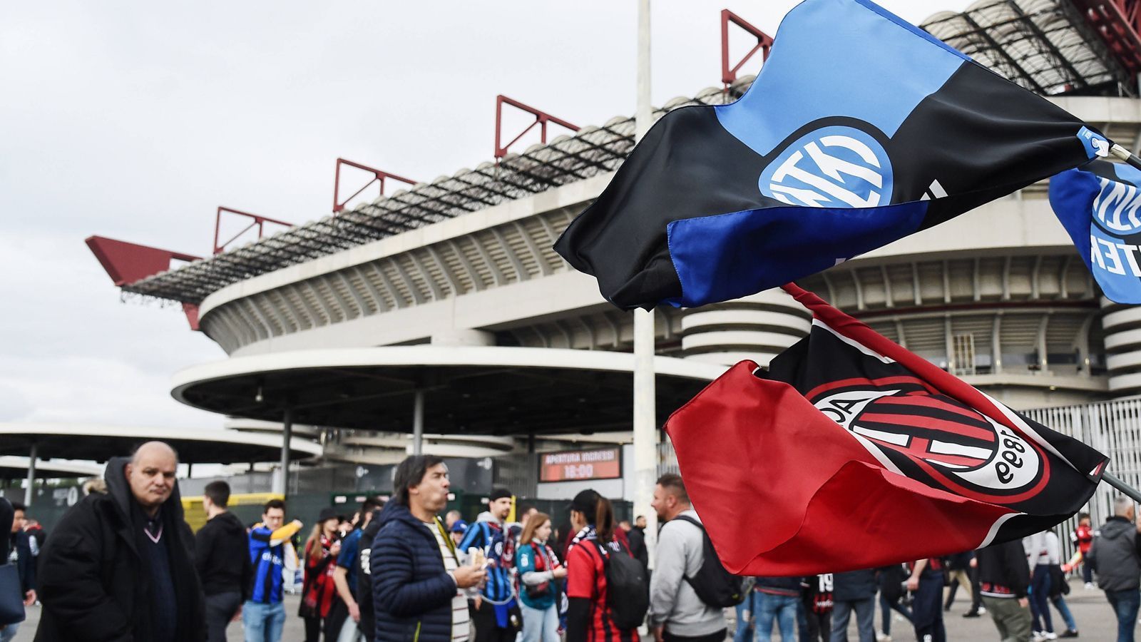 
                <strong>Stadtderby in der Champions League: AC Mailand vs. Inter Mailand</strong><br>
                Langsam füllte sich am Nachmittag sich der Platz vor dem Giuseppe-Meazza-Stadion.
              