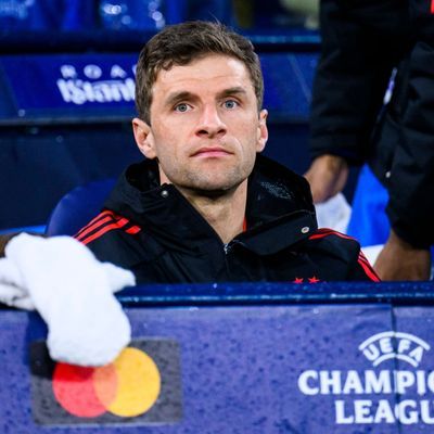 Bayern-Star Thomas Müller sitzt auf der Ersatzbank.