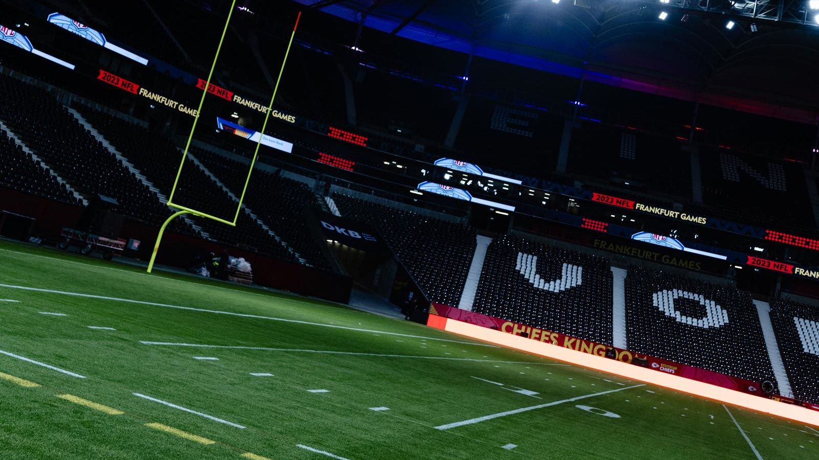 <strong>NFL in Frankfurt: So wird aus dem Eintracht-Stadion ein NFL-Tempel</strong><br>Hier der Blick auf eine der Endzonen. Das Gröbste ist geschafft, allerdings muss der Rasen noch in Chiefs-Optik eingefärbt werden, die nominell das "Heimteam" dieser Partie sind.