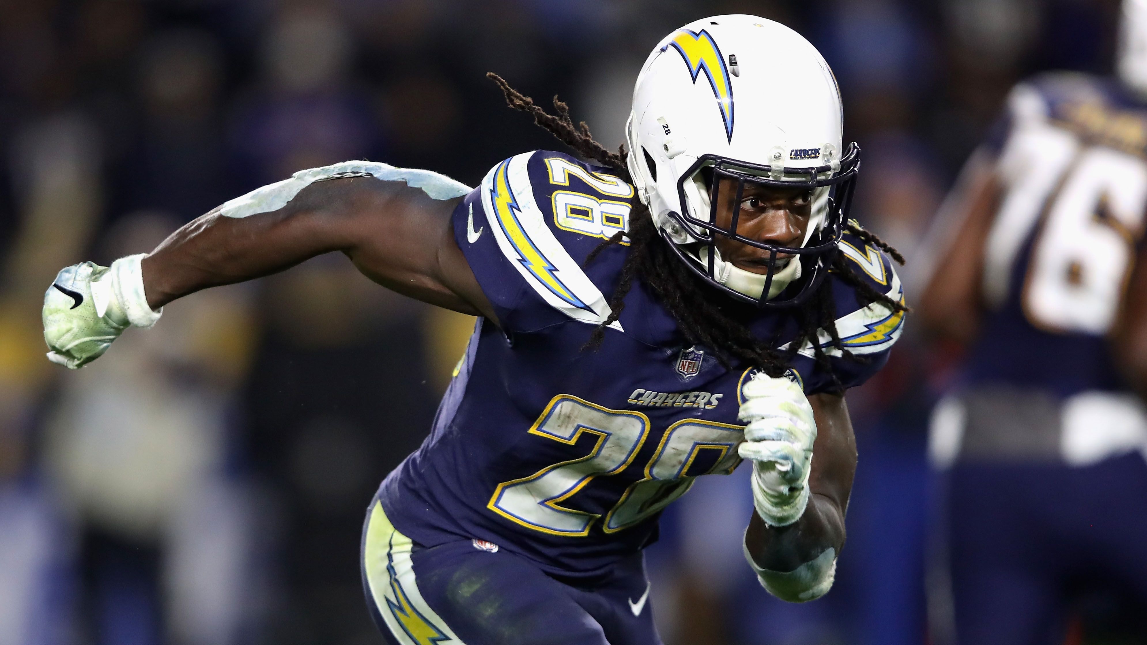 
                <strong>Melvin Gordon (Los Angeles Chargers)</strong><br>
                Für Chargers-Star Melvin Gordon steht die Sache eindeutig fest. Der Running Back wird den New England Patriots die Daumen drücken, obwohl er mit seinem Team selbst gegen Brady und Co. in den Playoffs gescheitert ist. Die Begründung liegt jedoch in seinem Wohnsitz: "Die Rams müssen verlieren. Ich lebe in Los Angeles und müsste mir ständig anhören, dass sie gewonnen haben. Ich sehe schon überall die Rams-Schilder. Die Rams müssen verlieren!" 
              
