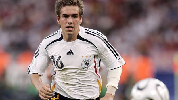 <strong>Philipp Lahm (Rechtsverteidiger)</strong><br>
                Philipp Lahm begann seine Karriere als Linksverteidiger. Bei der Weltmeisterschaft 2006 verteidigte Lahm noch hinten links und schaffte den Durchbruch zu einem der besten Spieler auf dieser Position weltweit.
