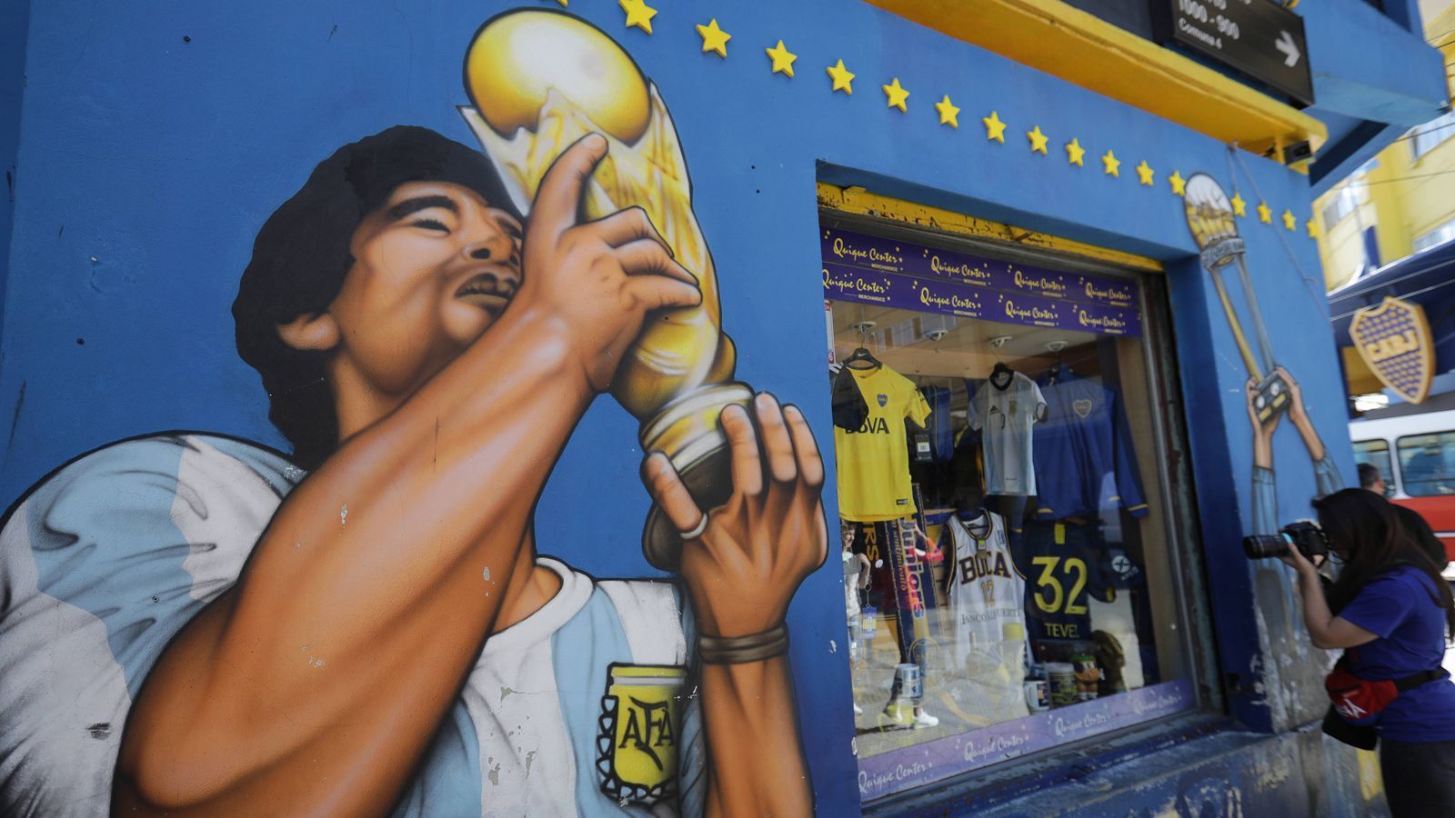 
                <strong>Maradona ist Bocas Vereinsikone</strong><br>
                Da verwundert es schon etwas, dass der größte Fußballer, den Argentinien je hervor gebracht hat, für die Boca Juniors spielte und nie zum verhassten Konkurrenten wechselte. Der Ikone Diego Maradona ist im Vereinsmuseum der Juniors ein ganzer Saal gewidmet.
              