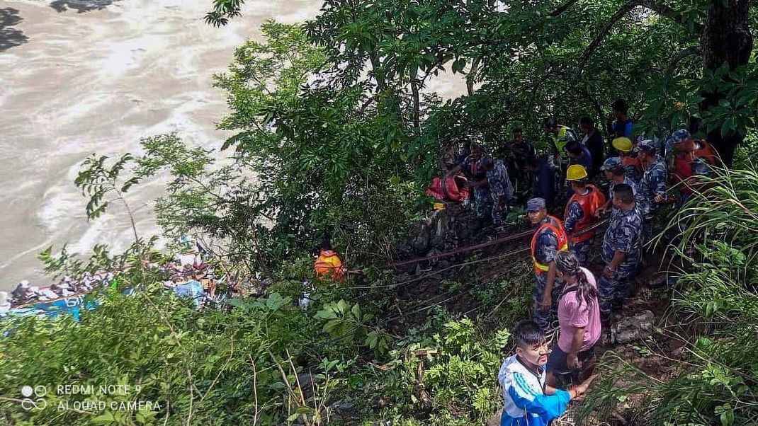 Ein Touristenbus nach Pokhara in Nepal ist von der Straße abgekommen.