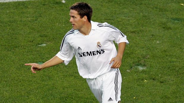 
                <strong>Michael Owen</strong><br>
                Michael Owen: Vor Kaka dürfte bereits der Engländer Owen seinen Wechsel in Spaniens Hauptstadt bereut haben. 2004 kam der Angreifer für zwölf Millionen Euro aus Liverpool. Nach nur einem Jahr, 36 Spielen und 14 Toren verließ er Madrid schon wieder. Doch weder bei Newcastle, bei Manchester United, noch bei Stoke fand Owen zu alter Stärke zurück. 2013 hörte er auf.
              