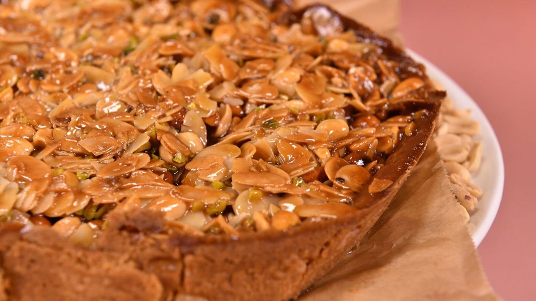 Mürbteig mit Erdnuss-Karamell und Bienenstich-Topping