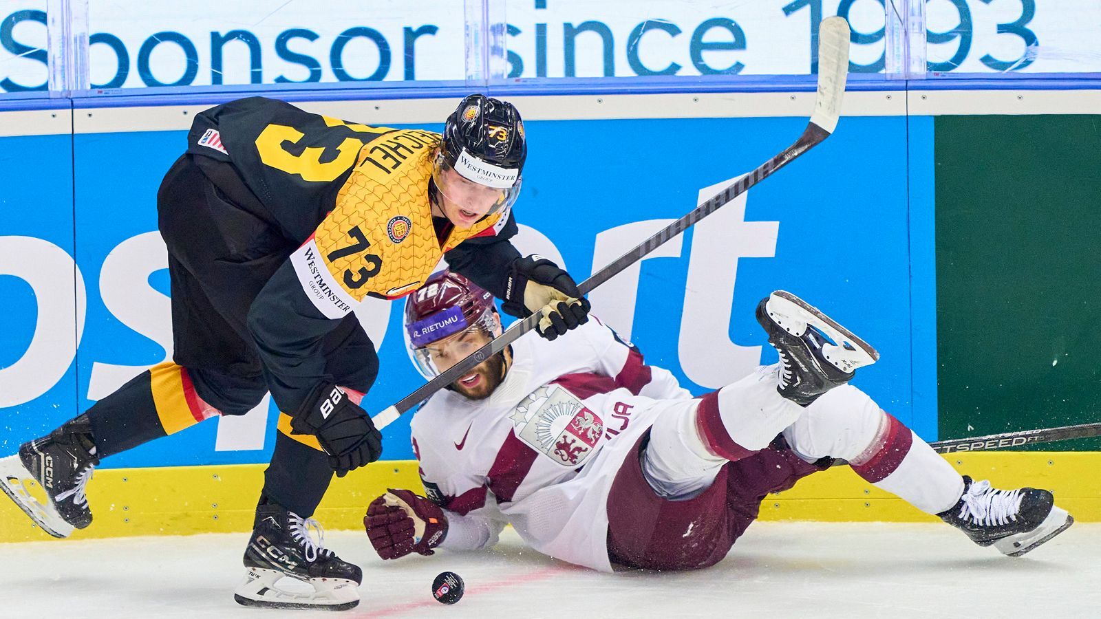 <strong>Unglücksrabe des Spiels</strong><br>Es dauert vermutlich noch ein bis zwei Spiele, bis Nachrücker Lukas Reichel komplett in diesem Turnier ankommt. Der junge NHL-Spieler will viel, teilweise zu viel - das ist an dem einen oder anderen Fehlpass zu erkennen. Die Stats stimmen schon mal: Zwei Tore konnte er bereits schon auflegen, bald klappt es dann auch mit dem Tores schießen!