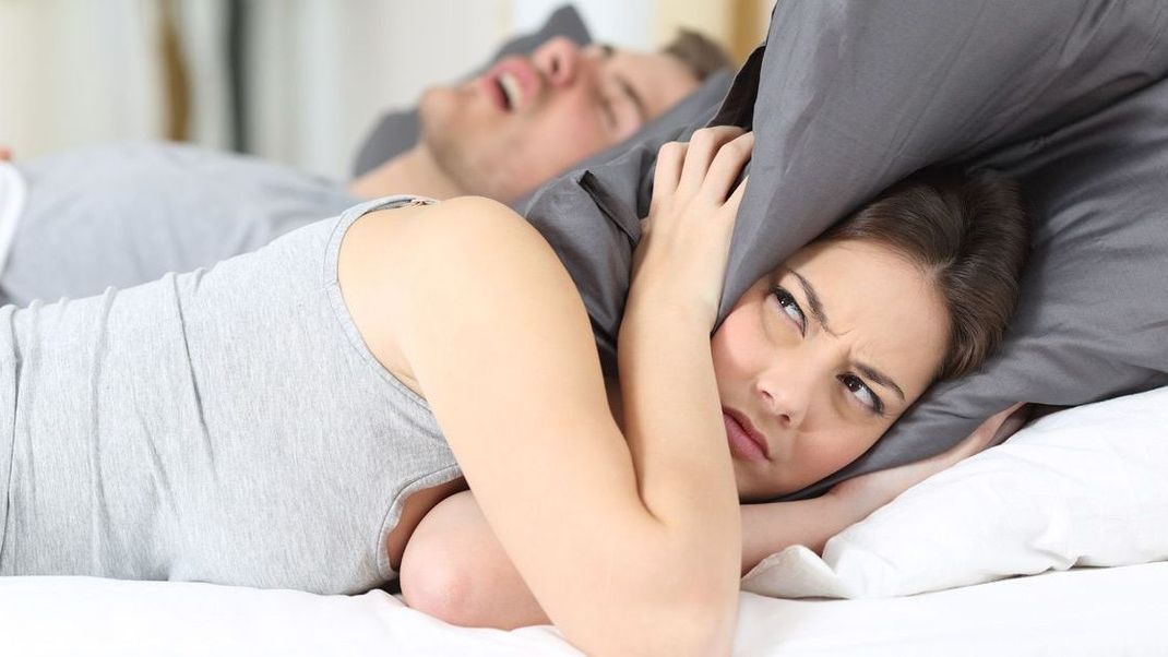 Schnarchen kann nicht nur für die betroffene Person, sondern auch für alle Partner:innen störend sein und die Schlafqualität einschränken.