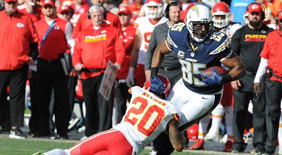 
                <strong>Antonio Gates</strong><br>
                Der 2-Yards-Touchdown-Pass von Quarterback Philip Rivers auf Antonio Gates brachte letzteren in die Geschichtsbücher: Der Tight End der San Diego Chargers erzielte den 111. Touchdown seiner Karriere. Damit zieht er mit Tony Gonzales gleich, der den Rekord für die meisten Touchdowns eines Tight Ends vor 14 Jahren aufgestellt hatte. Am Ende war es für Tates und seine Chargers nur ein kleiner Höhepunkt in einer verkorksten Saison: Mit einer Bilanz von 5:11 belegen sie den letzten Platz in der AFC West und müssen sich die Playoffs vor dem Fernseher angucken.
              