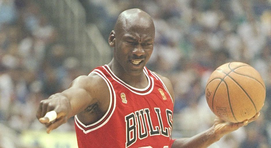 
                <strong>Shooting Guard: Michael Jordan (Chicago Bulls)</strong><br>
                Shooting Guard: Michael Jordan (Chicago Bulls): " Die Mischung aus mentaler Stärke, spielerischem Vermögen und natürlich Wurfsicherheit sind einmalig. Er hat ein Team getragen und eine ganz Organisation besser gemacht. So ein Typ war zwar auch Kobe Bryant, doch er kommt nicht an Michael Jordan ran."
              
