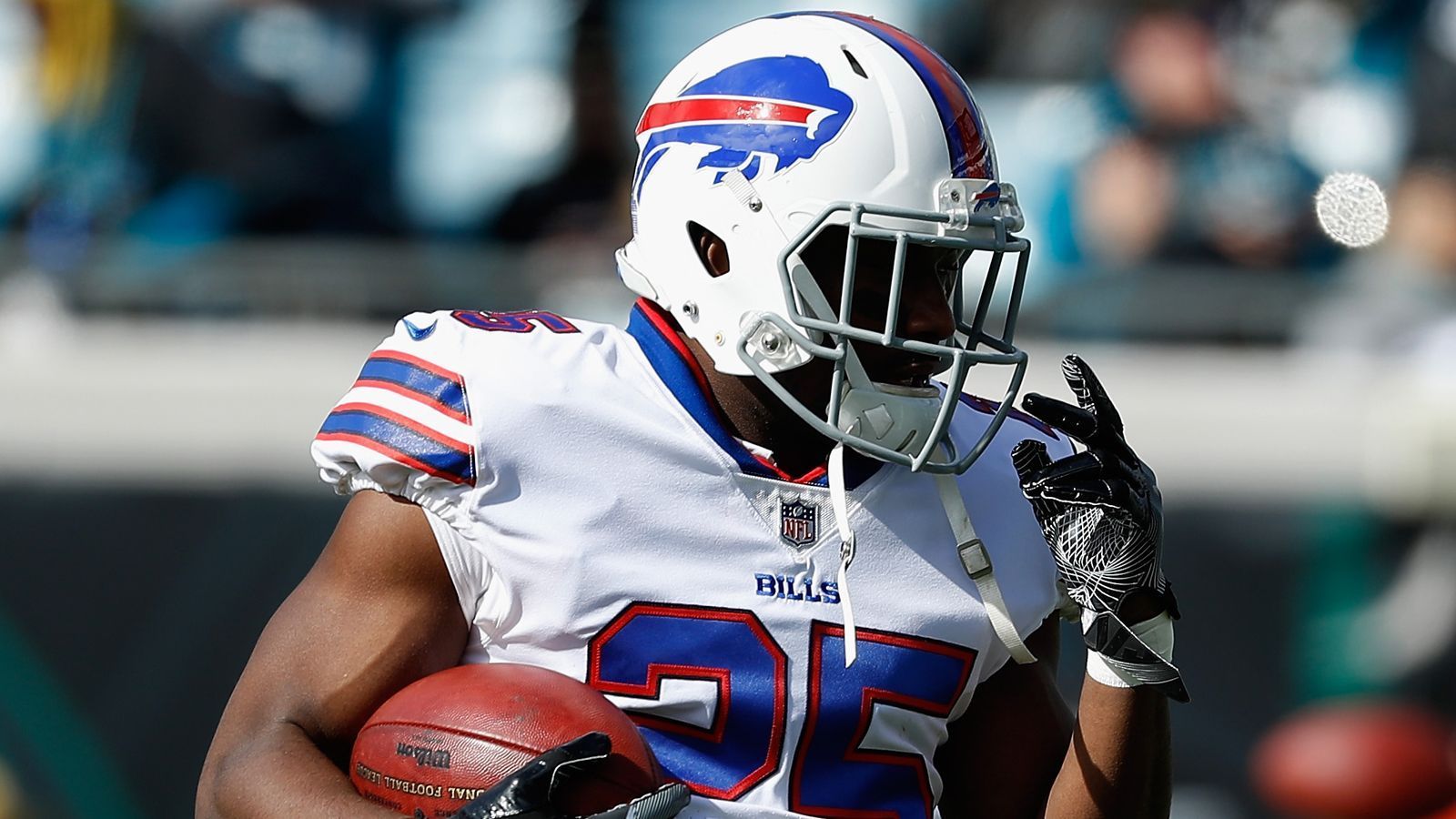 
                <strong>LeSean McCoy (Running Back, Buffalo Bills)</strong><br>
                Die aktuelle Spielzeit ist für McCoy bisher eine zum Vergessen. Mit den Bills im vollen Rebuild-Modus hat sich der Workload des Running Back merklich verringert. Folgt nun eine Rückkehr zu den Philadelphia Eagles, die "Shady" 2009 in der zweiten Runde drafteten? Beim amtierenden Super-Bowl-Champion herrscht nach dem Saisonaus von Jay Ajayi (Kreuzbandriss) Bedarf im Running Game.
              