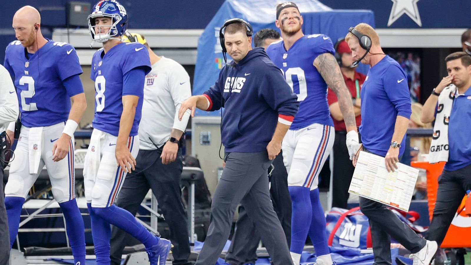 
                <strong>Verlierer: New York Giants</strong><br>
                Die New York Giants geben auch in dieser Saison ein rundum trauriges Bild ab. Beim 11:38 gegen die Los Angeles Rams waren die selbsternannten "Giganten" in jeder Hinsicht chancenlos. Ohne den verletzungsgebeutelten Saquon Barkley war das Laufspiel mit 60 Yards praktisch nicht existent. Quarterback Daniel Jones warf drei Interceptions. Die Defense lässt im Schnitt pro Spiel 29,5 Punkte zu. Kein Wunder also, dass bislang lediglich ein Sieg heraussprang. Head Coach Joe Judge behauptet dennoch, es würde in die richtige Richtung gehen: "Nicht für die kurzfristigen Resultate, aber für den langfristigen Erfolg." Allein der Glaube daran dürfte im Umfeld langsam schwinden.
              