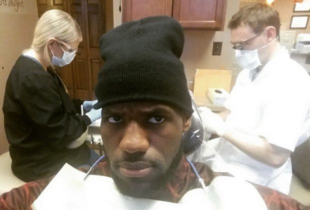 
                <strong>Le Bron James</strong><br>
                Da hilft es auch nicht ein Superstar zu sein: LeBron James hat Angst vor dem Zahnarzt. "Was geht da hinten vor sich? Ich höre Bohrgeräusche", schreibt der Ausnahme-Basketballer bei Instagram: "Alptraum Zahnarzt."
              