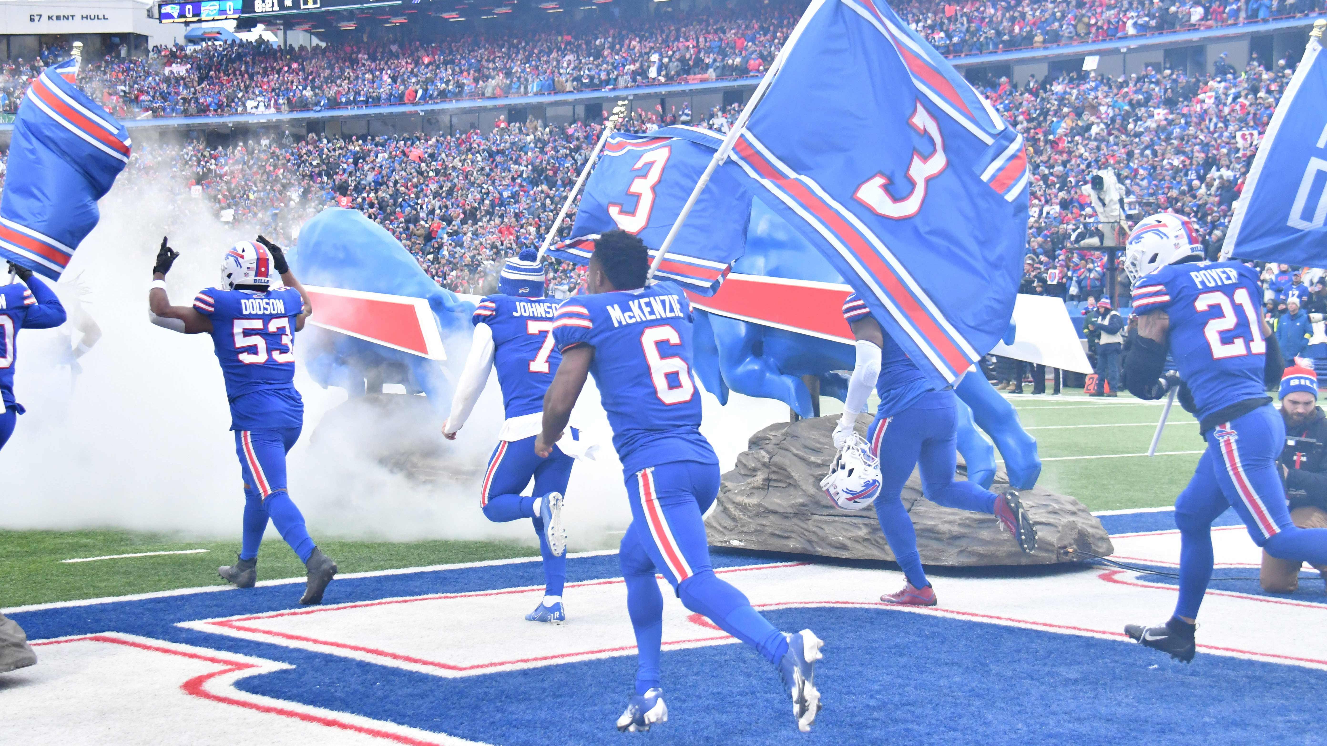 
                <strong>Flagge gezeigt</strong><br>
                Auf das Spielfeld rannten die Spieler der Buffalo Bills mit Flaggen, auf denen die Trikotnummer von Hamlin abgebildet war.
              