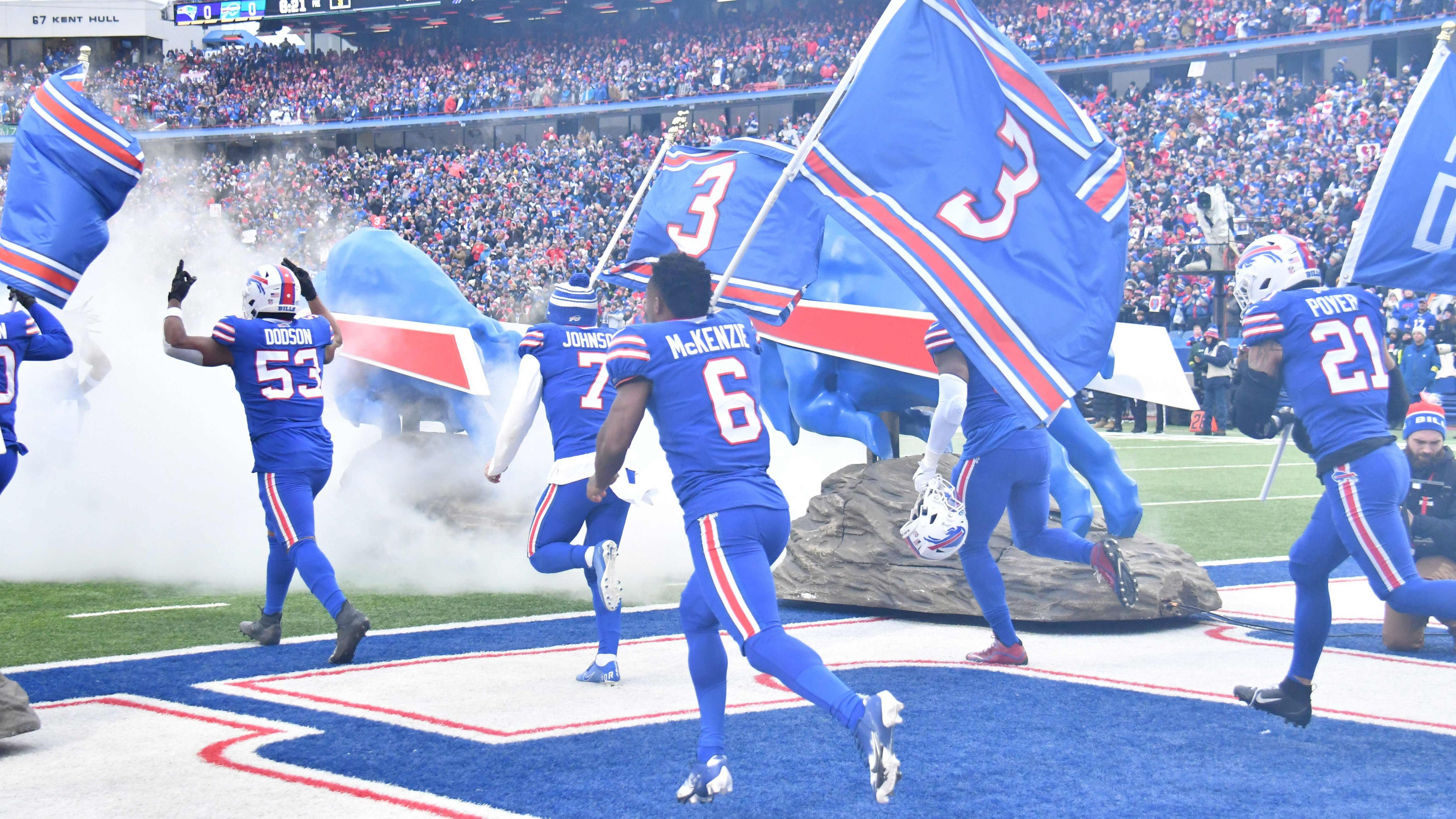 
                <strong>Flagge gezeigt</strong><br>
                Auf das Spielfeld rannten die Spieler der Buffalo Bills mit Flaggen, auf denen die Trikotnummer von Hamlin abgebildet war.
              