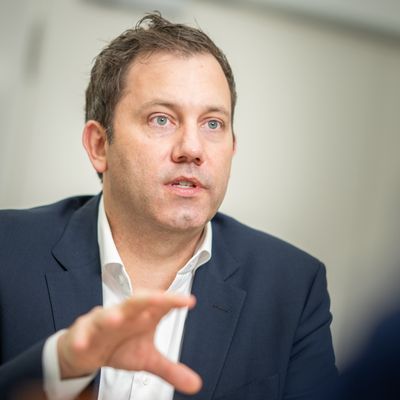Lars Klingbeil, SPD-Bundesvorsitzender, will eine Mindestlohn Erhöhung.