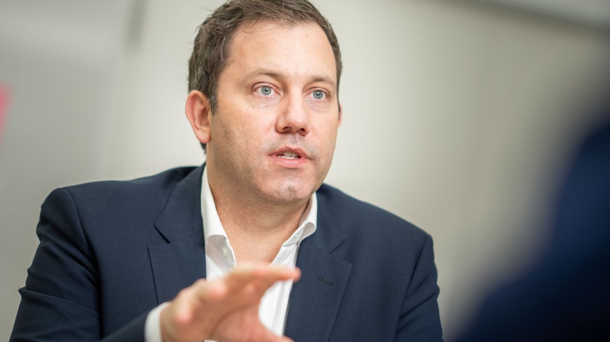 Lars Klingbeil, SPD-Bundesvorsitzender, will eine Mindestlohn Erhöhung.