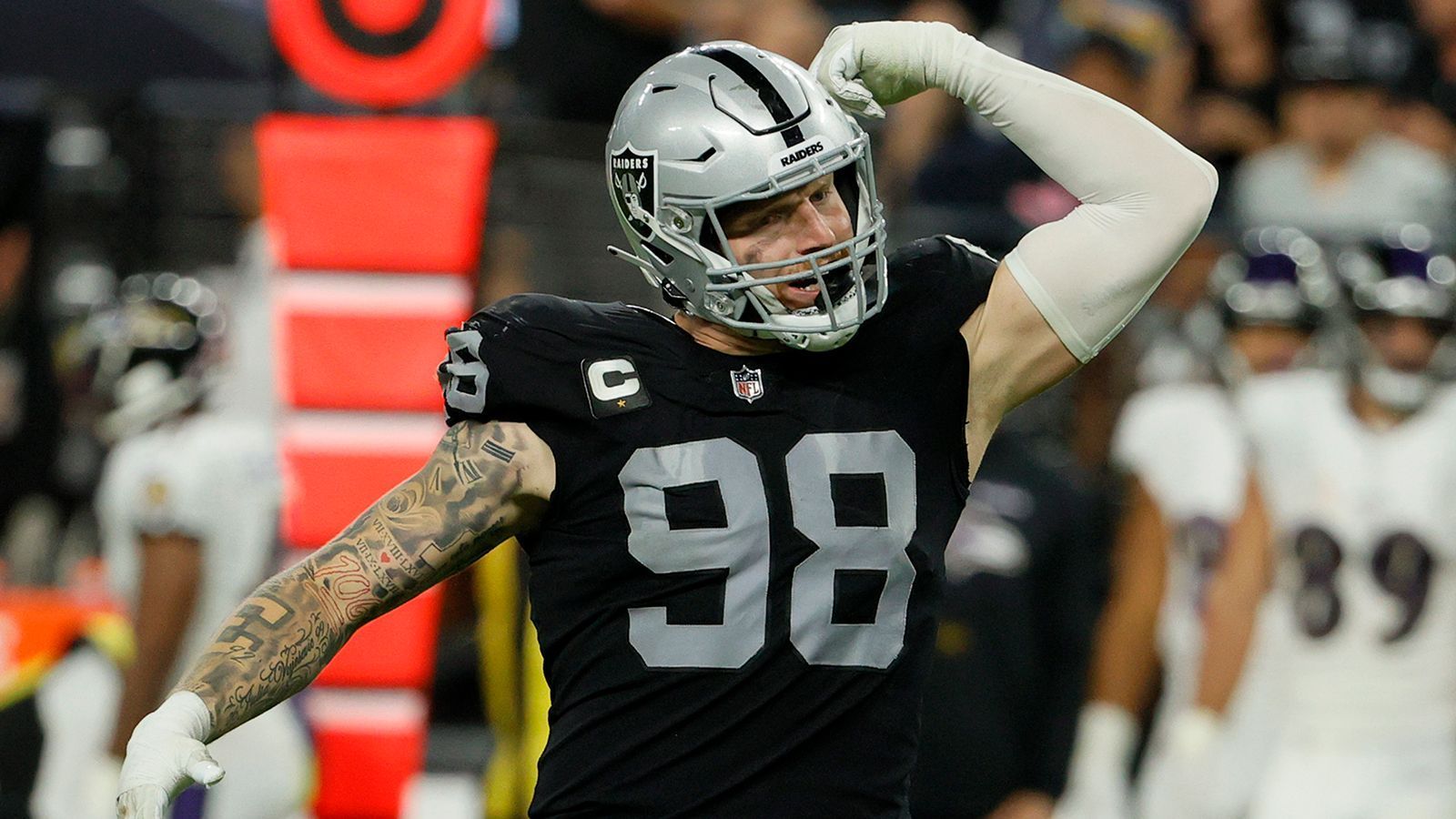 
                <strong>"Mad Maxx" auf Quarterback-Jagd</strong><br>
                Großen Verdienst daran hat Maxx Crosby. 19 Pressures gehen auf das Konto des ehemaligen Viertrunden-Picks, der höchste Wert der Liga. Crosby hat sich zudem in der Laufverteidigung gesteigert. Der Edge Rusher stoppte bisher acht Laufversuche der Gegner. Mit Teamkollege Yannick Ngakoue bildet er eines der athletischsten Pass-Rush-Duos der Liga. Beide bringen eine Menge Tempo mit, gegnerische Offensive Tackles haben in der aktuellen Spielzeit noch keine Antwort auf den Pass Rush der Raiders gefunden.  
              