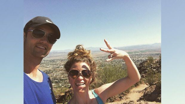 
                <strong>Brock Osweiler mit Freundin</strong><br>
                Brock Osweiler grüßt gemeinsam mit seiner Freundin vom Camelback Mountain in Arizona. Der Quarterback zieht in dieser Offseason von Denver nach Houston, wo er endlich zum Starter avancieren will.
              